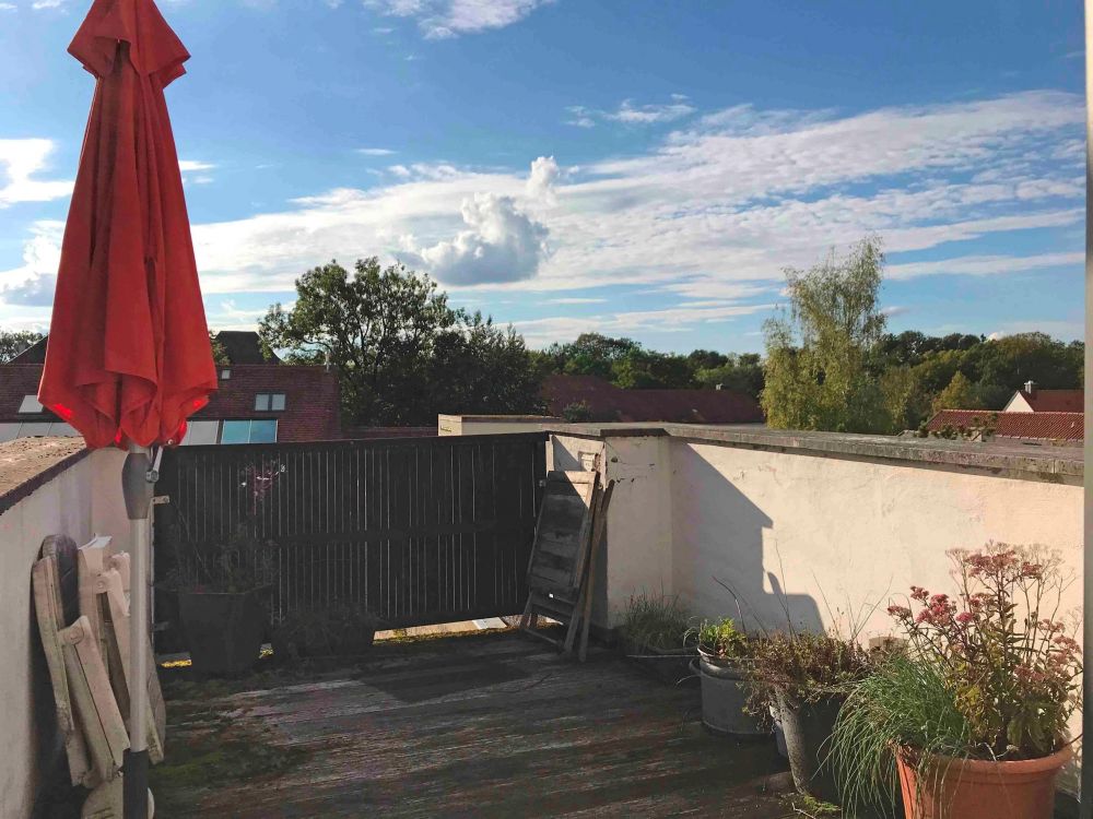 helle sonnige Dachterrasse