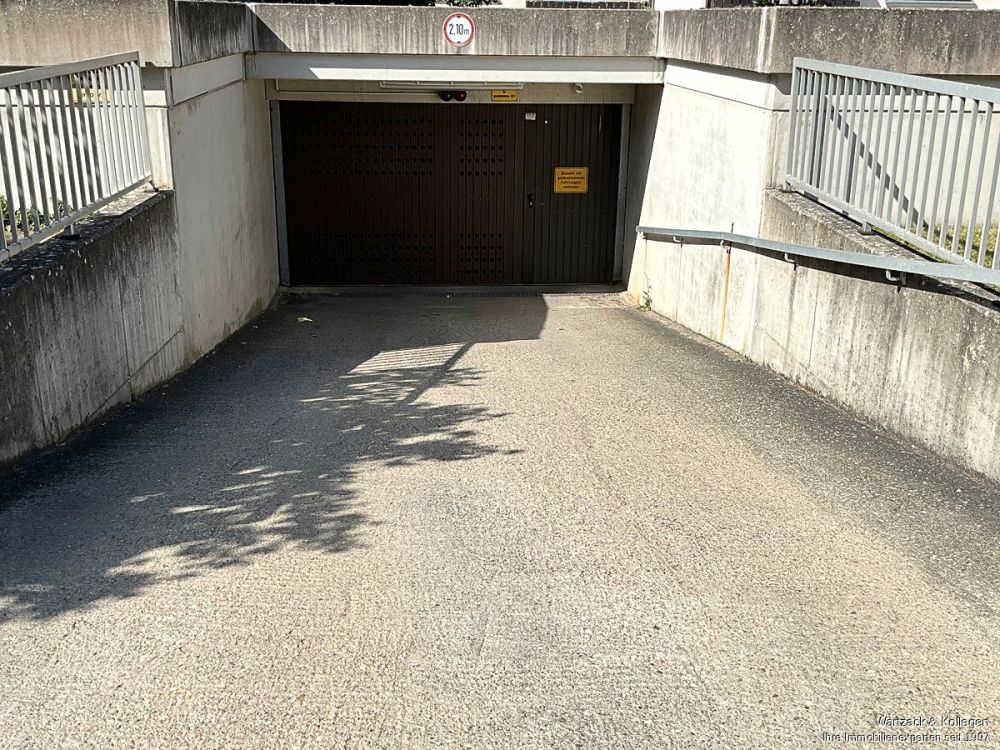 Renovierte 4-Zimmer-Wohnung 
mit 94 m² Wohnfläche, 
Balkon, Einbauküche & TG-Stellplatz