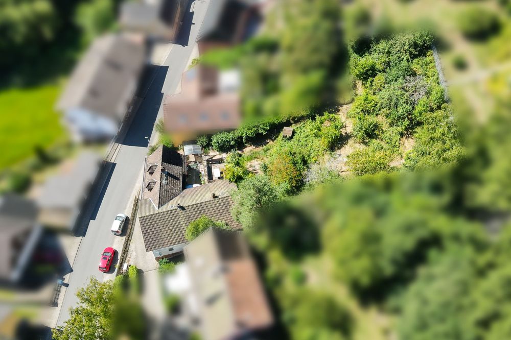 Selbstnutzer & Kapitalanleger aufgepasst:  2-Familienhaus mit Garagentrakt und viel Potential!