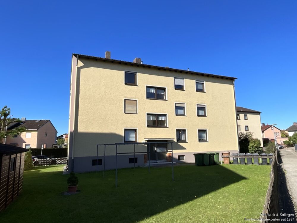 Hier müssen Sie nur noch einziehen- renovierte 3,5-Zimmer-Wohnung mit EBK, Balkon und Garage