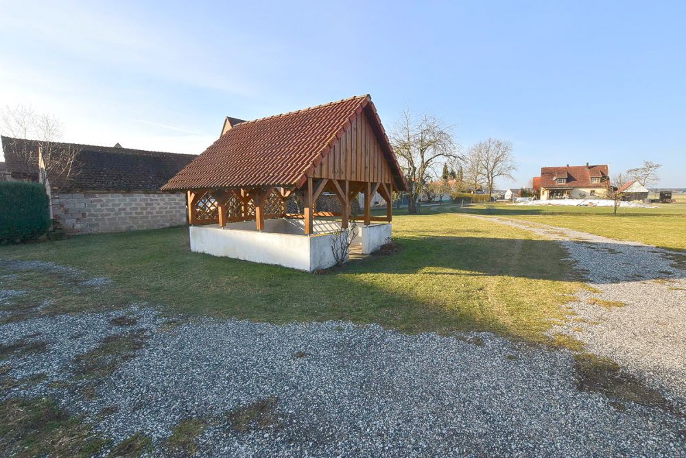 Viel Platz für Familie, 
Beruf oder Hobby!
Zweifamilienhaus mit Stall 
und weiteren Nebengebäuden