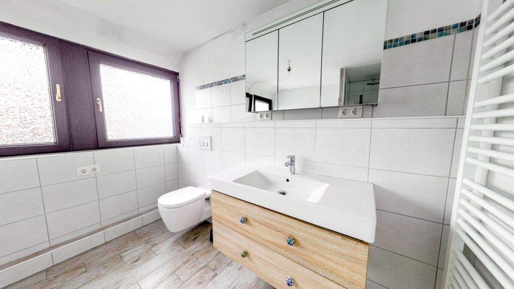 Alle unter einem Dach. Geräumiges Zweifamilienhaus in Erlangen-Frauenaurach.