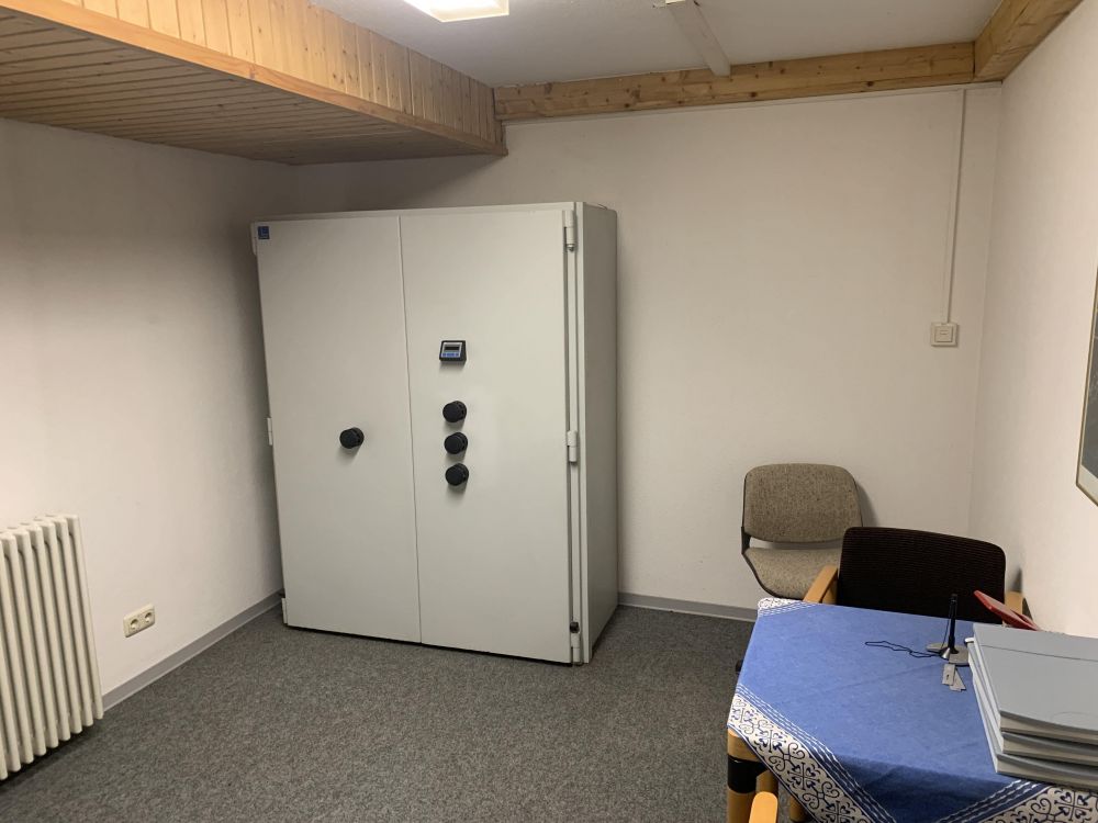 Kellerraum mit Schließfächern