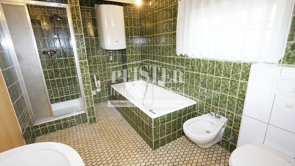 Zweifamilienhaus + Einliegerwohnung in zentraler Lage von Hallstadt