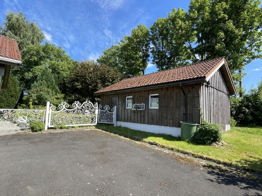 Wohnhaus in Traumlage mit vier Garagen und Nebengebäuden im Ort Griesbach