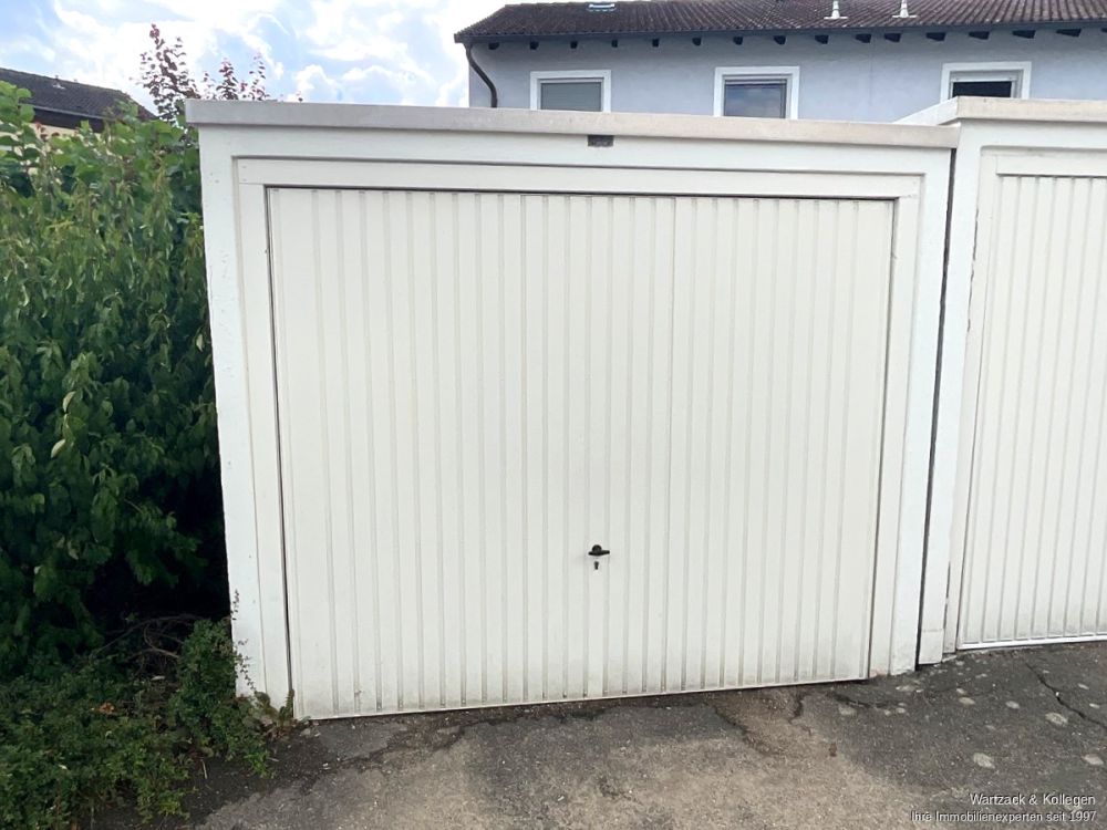 Gepflegte und gut geschnittene 
3,5-Zimmer-Wohnung 
im 1. OG 
inkl. Garage und Einbauküche