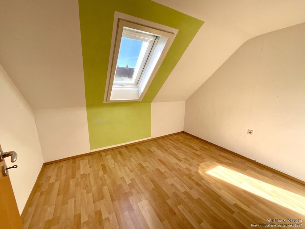 Komplett frei! 
Zweifamilienhaus mit zusätzlicher Einliegerwohnung im DG 
in Büchenbach