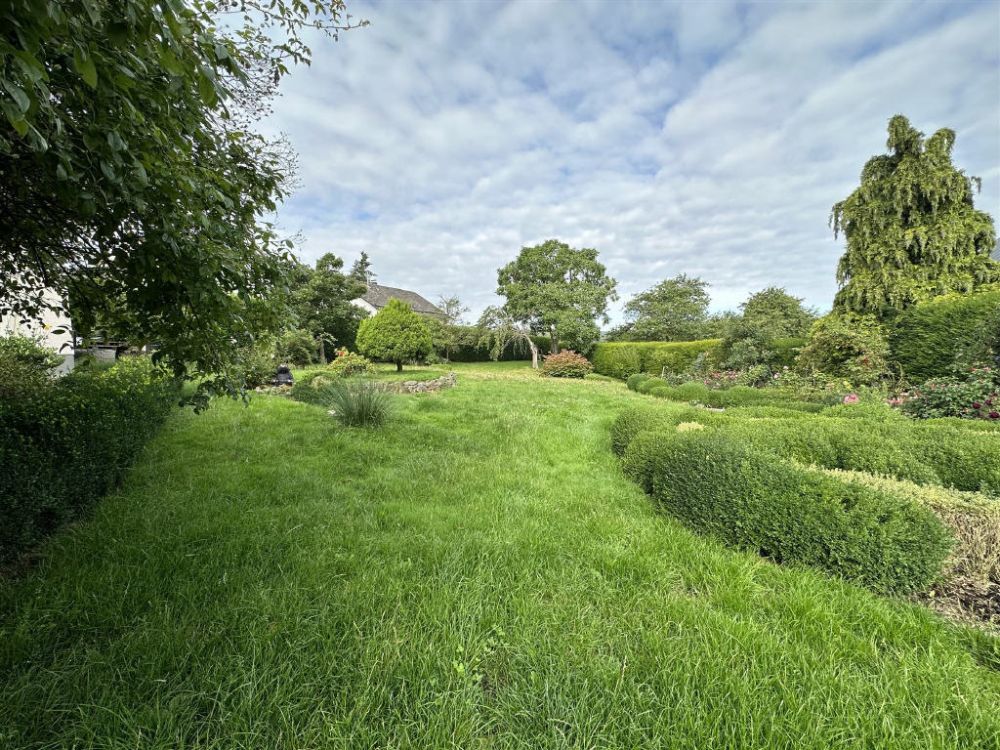 Sehr gepflegtes Einfamilienhaus mit großem Grundstück!