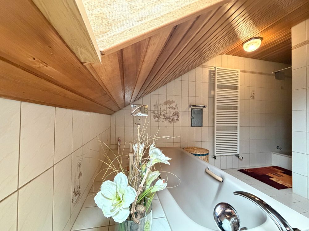 Naturidylle und Baukunst vereint: Stilvolles Wohnen in ruhiger Ortsrandlage