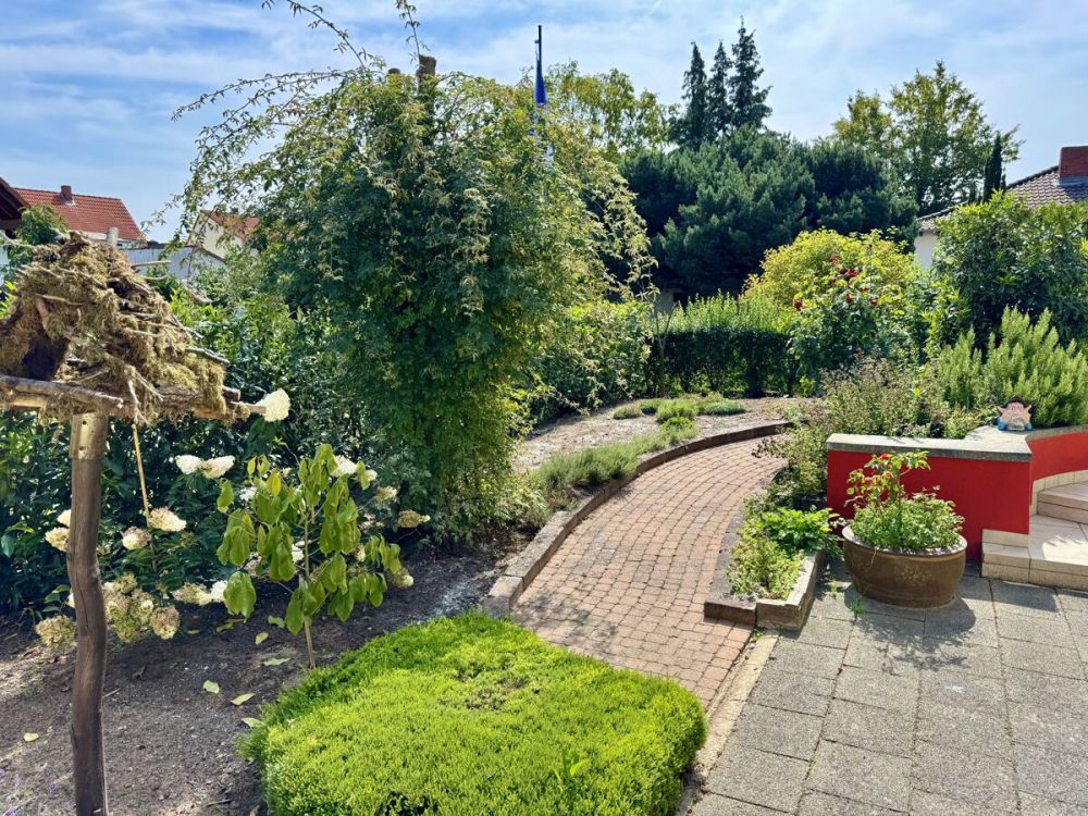 Ein- bis Zweifamilienhaus in idyllischer Ortslage
- großer Garten, 3 Garagen -