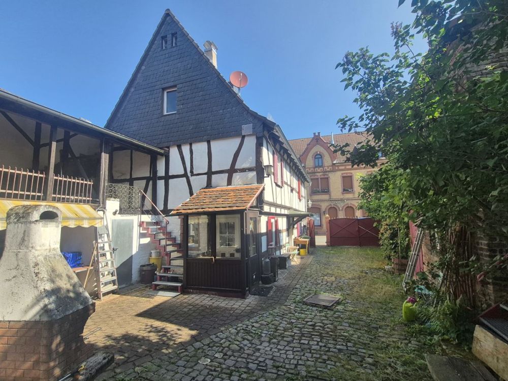 Historisches Fachwerkidyll mit Innenhof und Scheune  – eine Ruheoase im Herzen von Bischofsheim