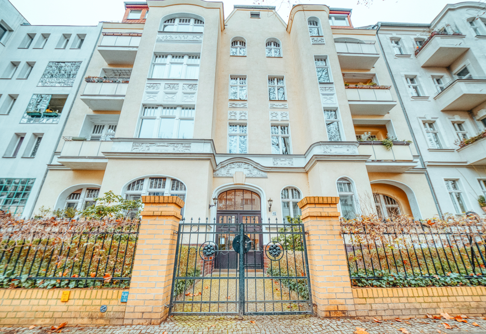 straßenseitige Hausansicht  / Fassade