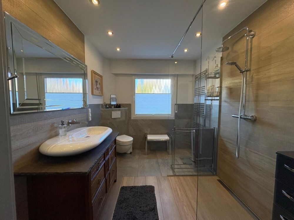 Hochwertiges, modernes Badezimmer