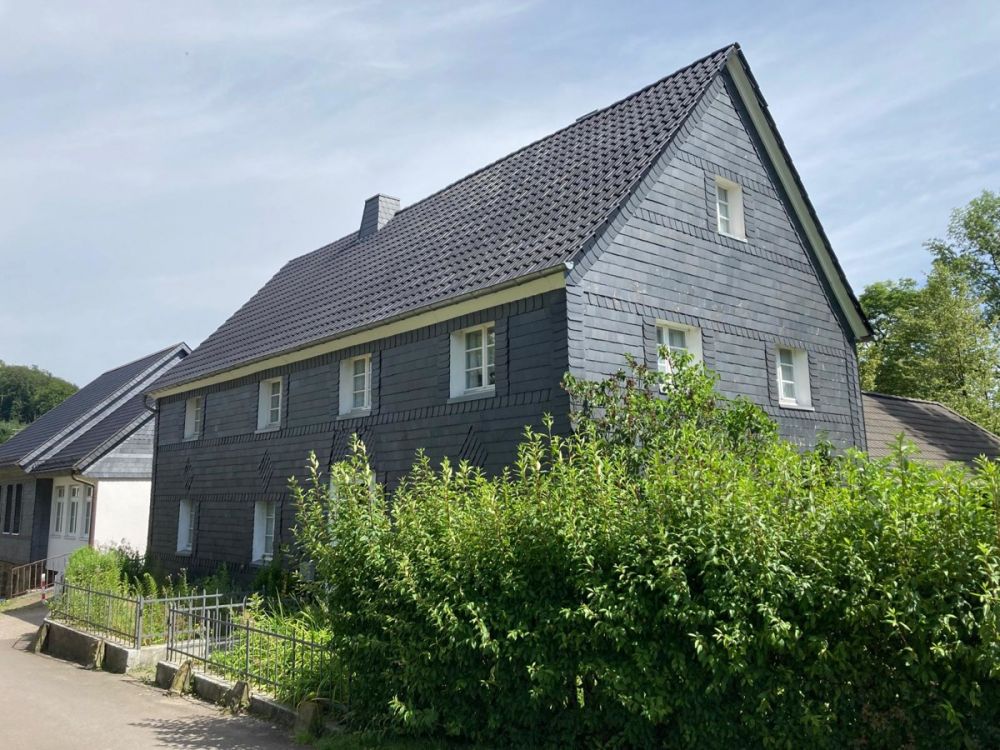 Renovierungsbedürftiges Fachwerkhaus mit Nebengebäude in Lindlar-Kapellensüng