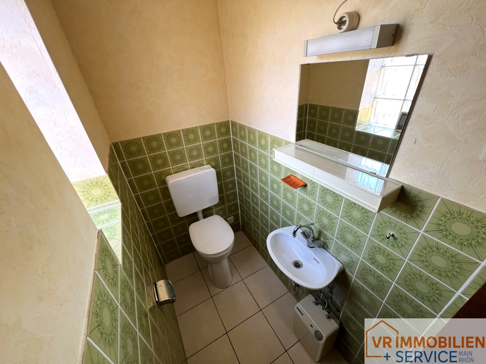 Einfamilienwohnhaus mit Nebengebäuden und Scheune im Ortskern von 97702 Seubrigshausen!