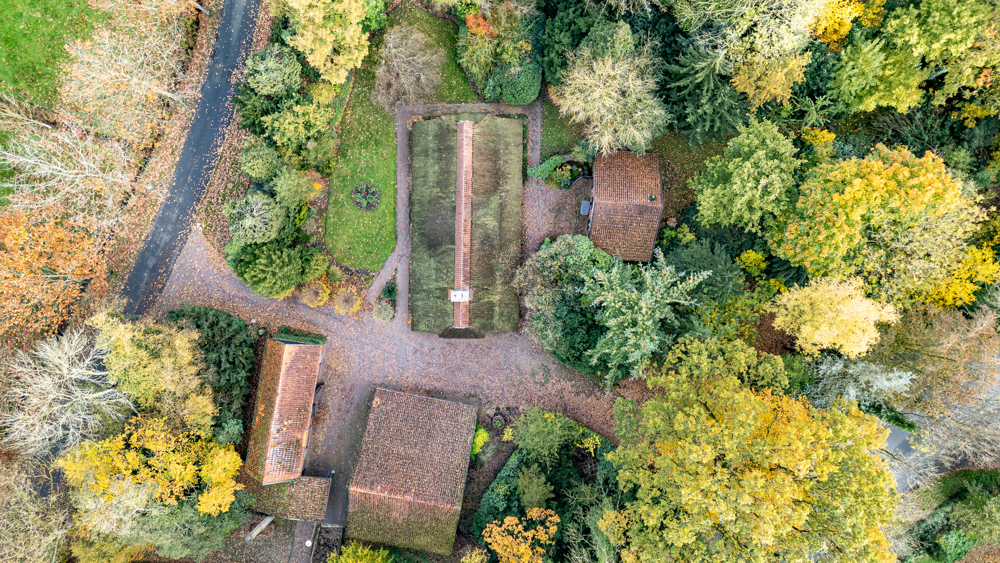 Exklusives und gepflegtes Reetdachanwesen mit Pferdestall in ländlicher Lage von Bad Zwischenahn
