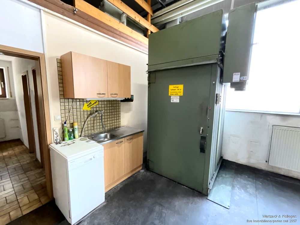 Produktionshalle mit Bürofläche
in Schwabach,
Gewerbegebiet Kiefernschlag