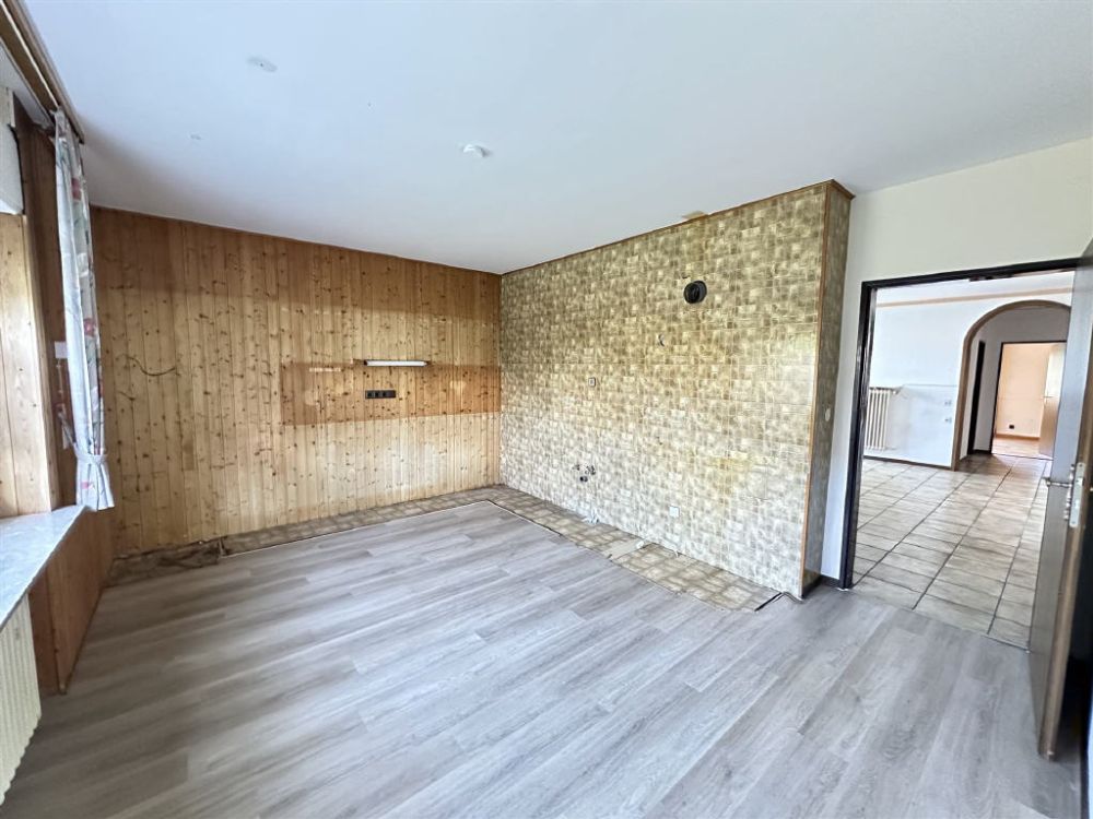 Attraktives Zweifamilienhaus mit großem Grundstück