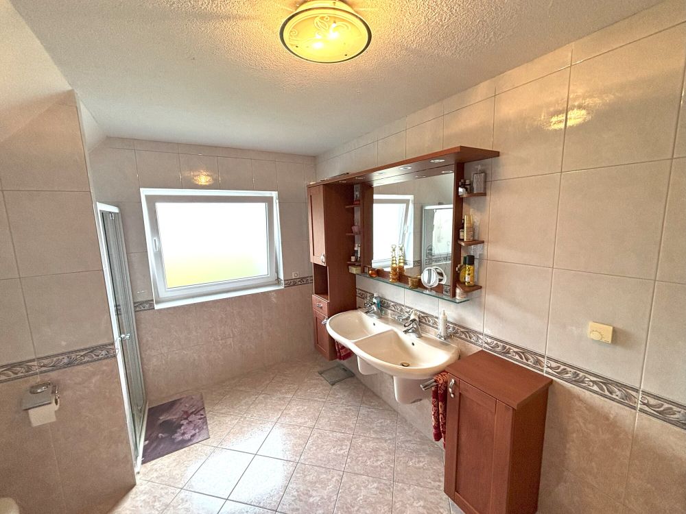 Freistehendes Einfamilienhaus mit repräsentativem Entree + Bürofläche (19)