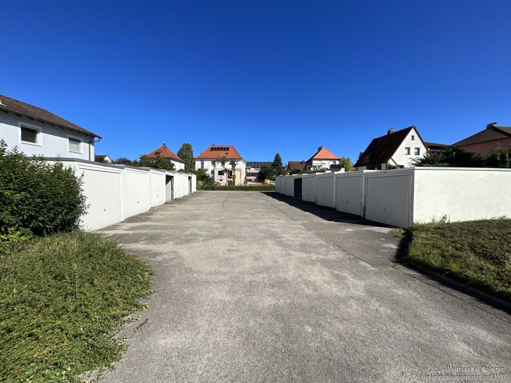 Hier müssen Sie nur noch einziehen- renovierte 3,5-Zimmer-Wohnung mit EBK, Balkon und Garage