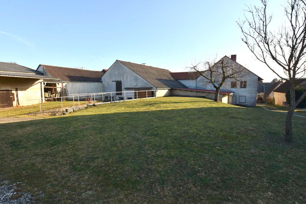 Viel Platz für Familie, 
Beruf oder Hobby!
Zweifamilienhaus mit Stall 
und weiteren Nebengebäuden