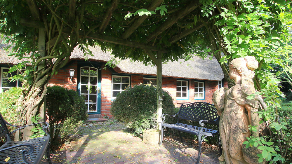 Reetdach-Anwesen mit Sommer-Gästehaus, Garage und Parkgrundstück / nur ca. 600 m zum Zw´ahner Meer