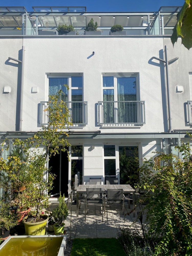 Hochwertiges Reihenmittelhaus in ruhiger Bestlage von Dachau mit traumhaftem Garten