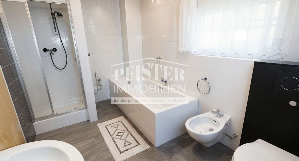 Zweifamilienhaus + Einliegerwohnung in zentraler Lage von Hallstadt