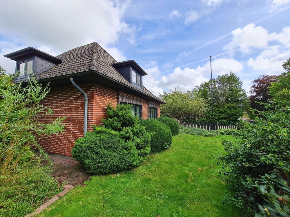 Großzügiges EFH samt liebevoll angelegtem, gepflegten Grundstück in Behrendorf