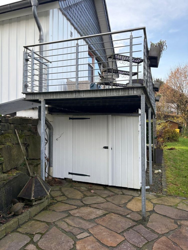 Abstellraum unter Terrasse