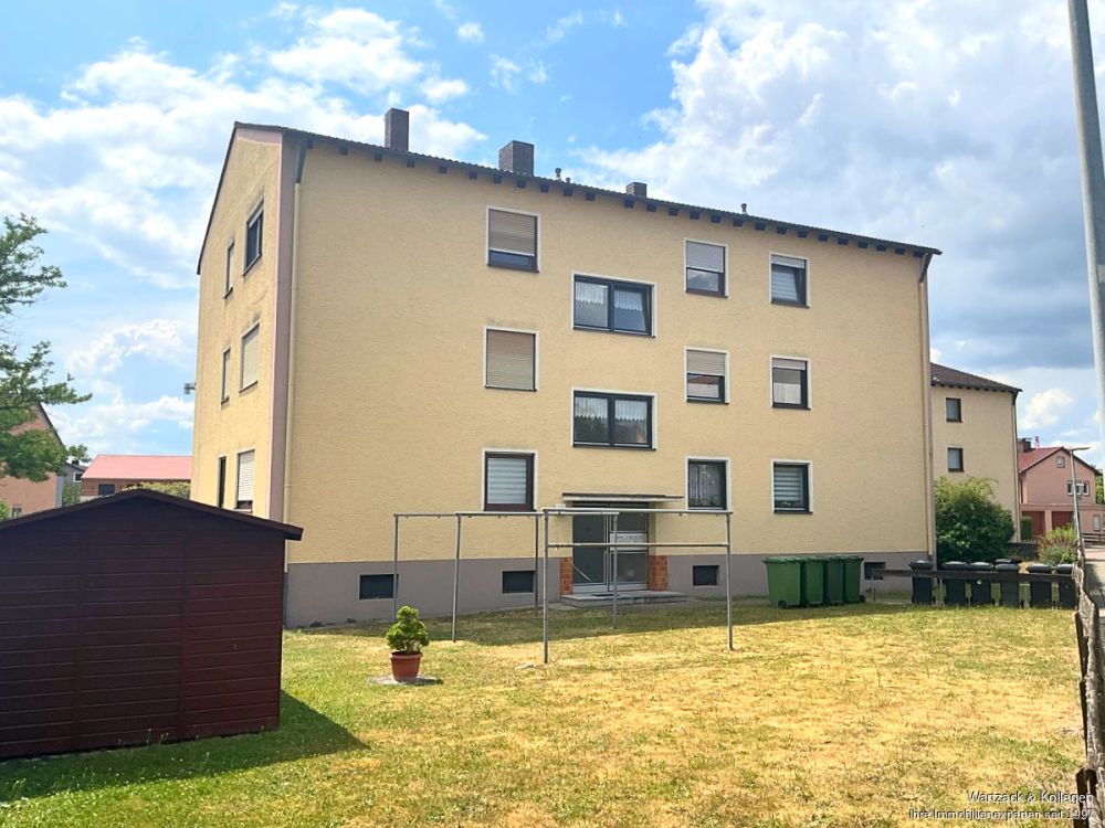 Gepflegte und gut geschnittene 
3,5-Zimmer-Wohnung 
im 1. OG 
inkl. Garage und Einbauküche