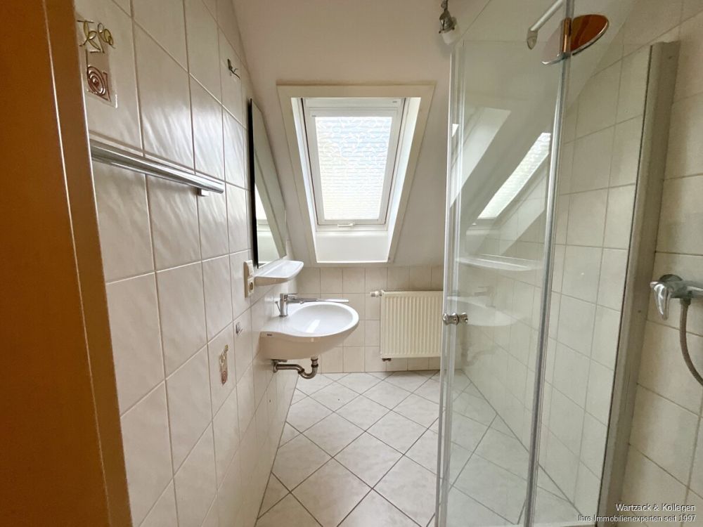 Komplett frei! 
Zweifamilienhaus mit zusätzlicher Einliegerwohnung im DG 
in Büchenbach