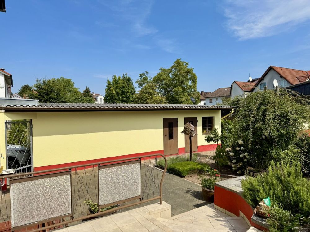 Ein- bis Zweifamilienhaus in idyllischer Ortslage
- großer Garten, 3 Garagen -