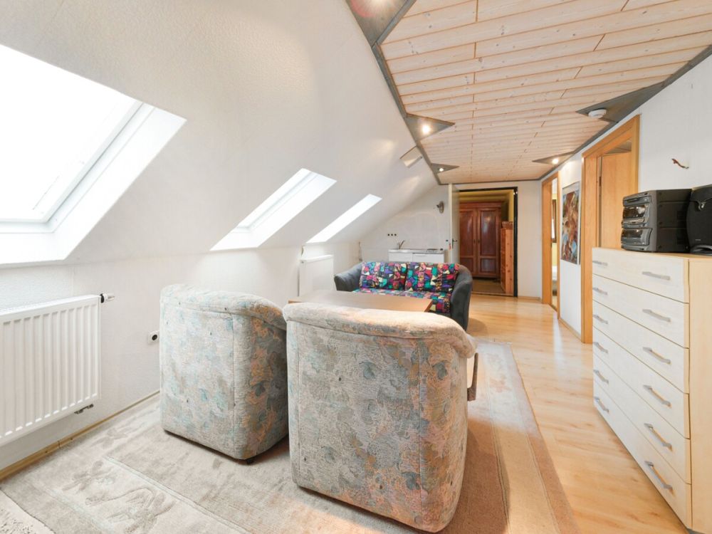 Ideal für die große Familie oder mehrere Generationen - Zweifamilienwohnhaus mit Nebengebäude in Windelsbach (19)