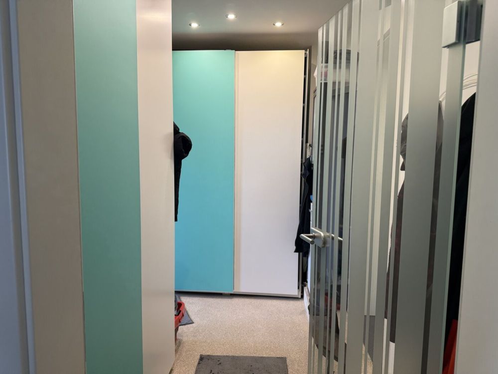 1. OG links Flur zum....