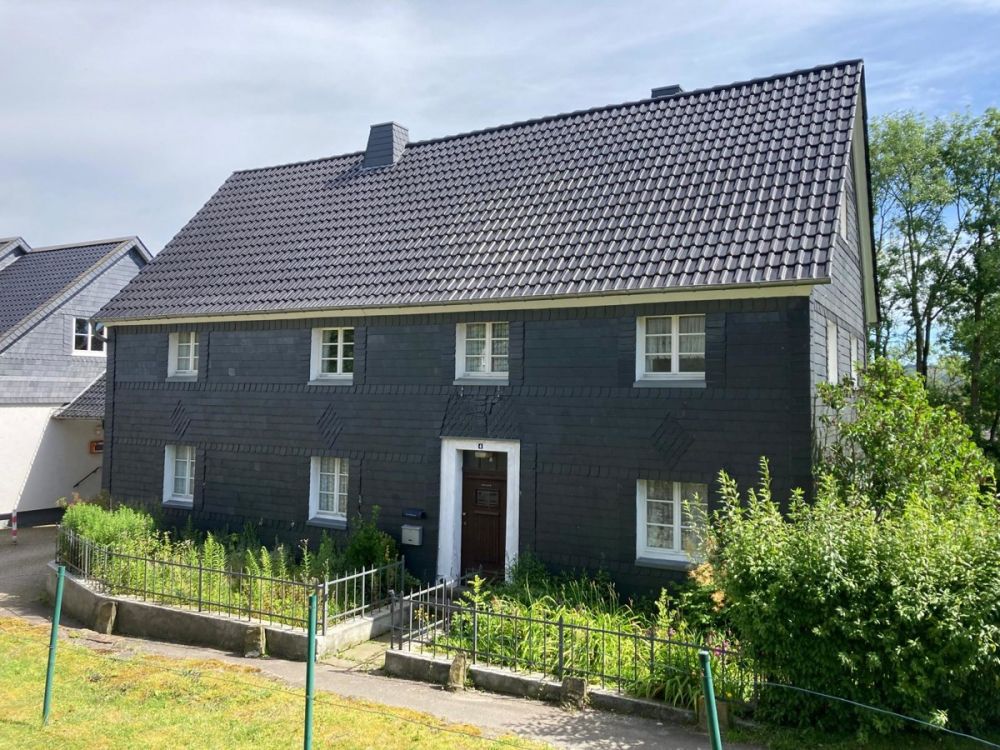 Renovierungsbedürftiges Fachwerkhaus mit Nebengebäude in Lindlar-Kapellensüng