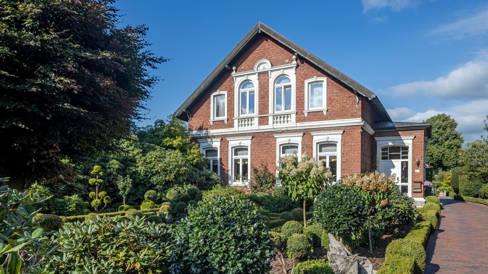 Saniertes, denkmalgeschütztes Wohnhaus mit Garten, Nebengebäuden u. Garage im Herzen von Wiefelstede