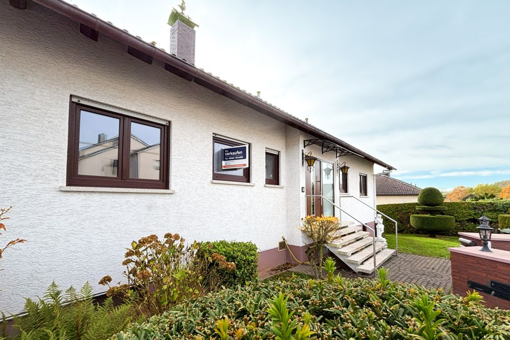 Repräsentatives Mehrfamilienhaus in Reinheim/Zeilhard - Großzügig, vielseitig und sofort bezugsfrei