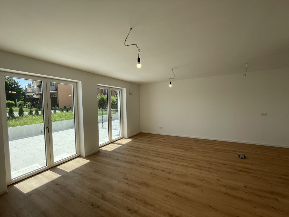 ERSTBEZUG !!!  - Es fällt keine zusätzliche Käuferprovision an!
Große, Sonnige Erdgeschosswohnung