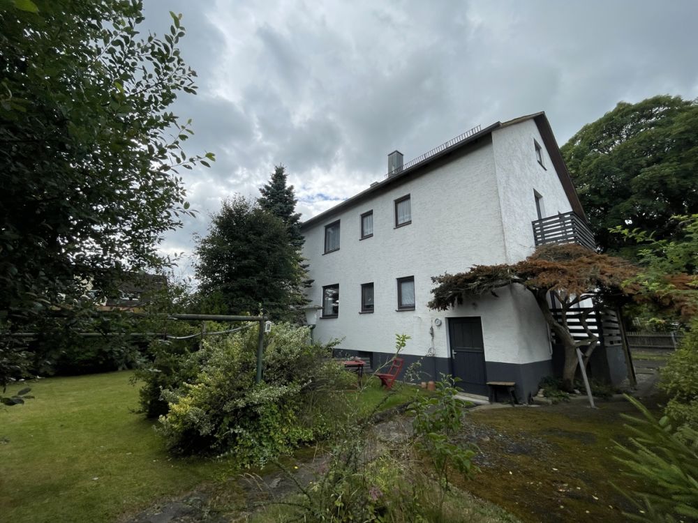 Zentral gelegenes Zweifamilienhaus mit viel Platz und schönem Garten!