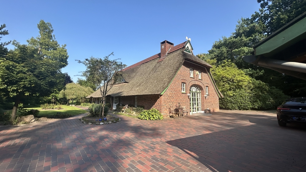 Exklusives und gepflegtes Reetdachanwesen mit Pferdestall in ländlicher Lage von Bad Zwischenahn