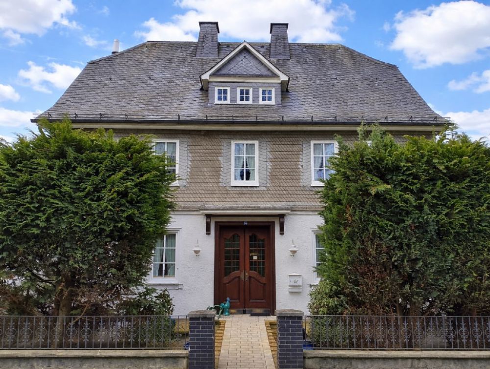 Hausansicht mit Hecke