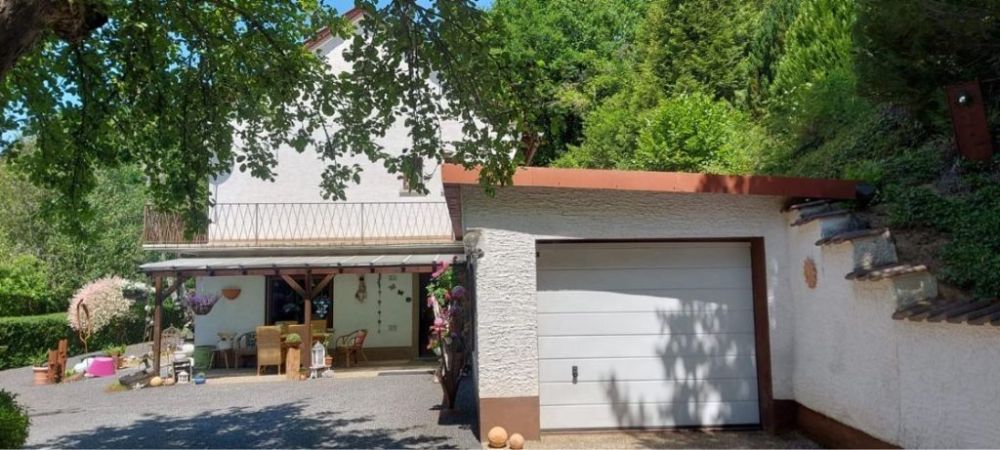 Einfamilienhaus in Alleinlage mit großem Grundstück und eigenem Wald