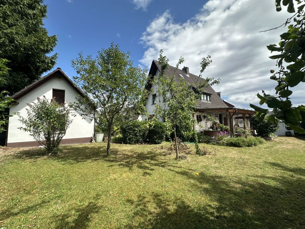 Charmantes Einfamilienhaus mit idyllischem Garten und vielseitigem Nebengebäude