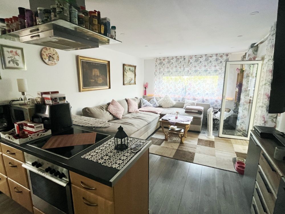 Großzügiges Wohnzimmer mit offener Küche