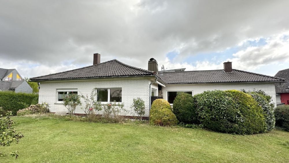 Attraktives Zweifamilienhaus mit großem Grundstück