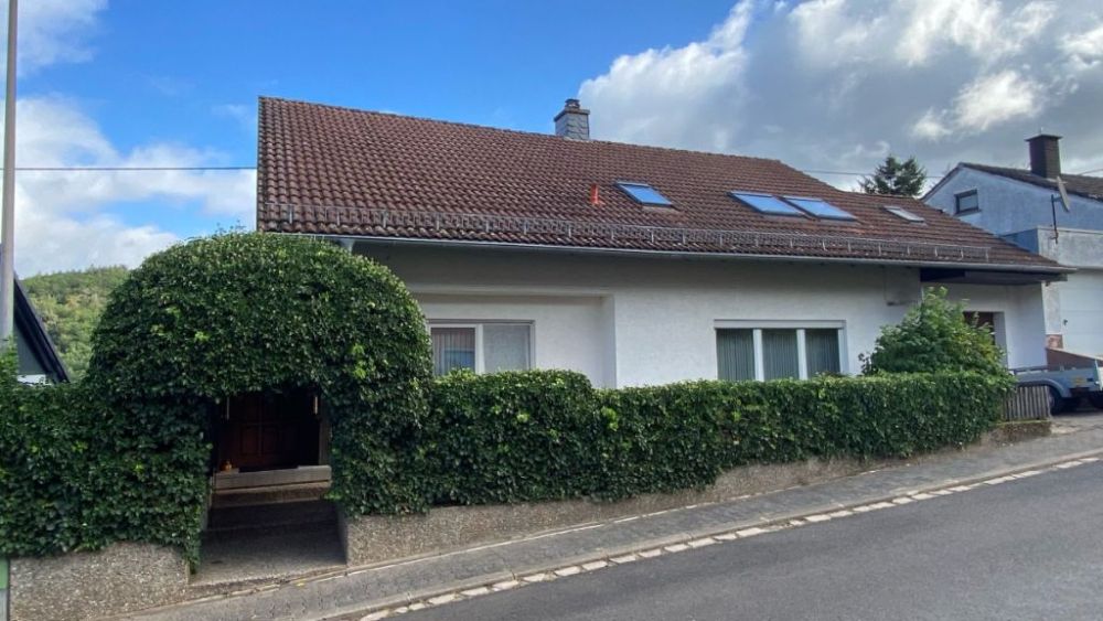 Einfamilienhaus mit Einliegerwohnung in ruhiger Ortslage