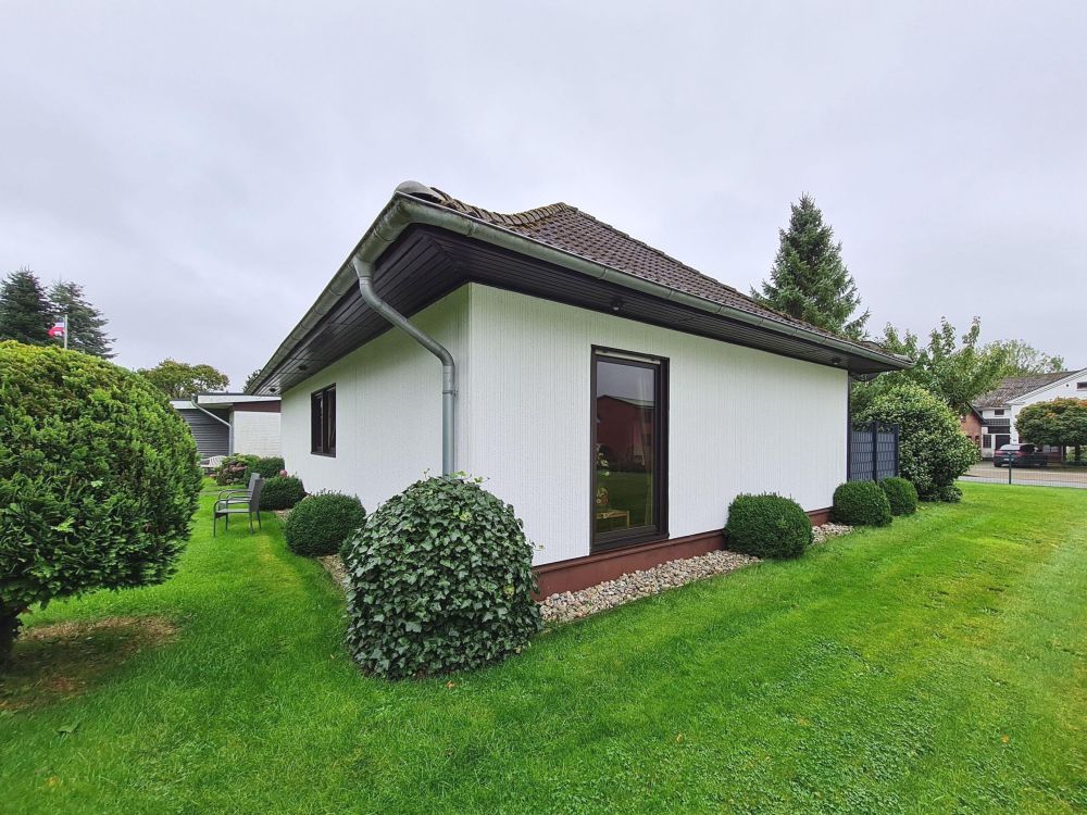 Gepflegter ebenerdiger Bungalow mit schönem Garten und zwei praktischen Garagen