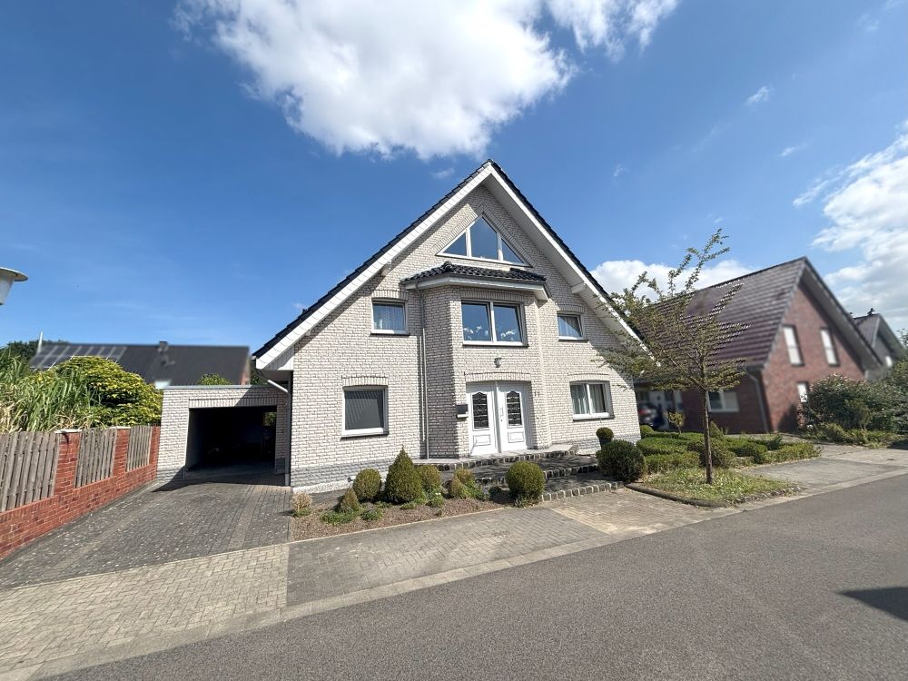 Freistehendes Einfamilienhaus mit repräsentativem Entree + Bürofläche (2)