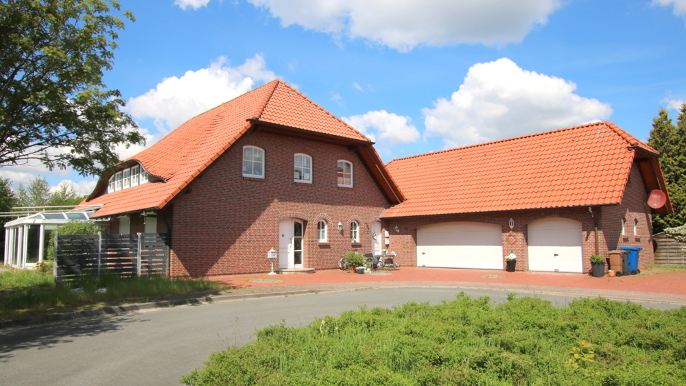Friedrichsfehn - ruhige Wohnlage! Dreifamilienhaus mit bezugsfreier Hauptwohnung / nahe Oldenburg
